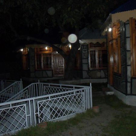 Manila Huts Hotel Наран Екстериор снимка