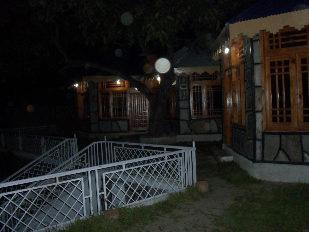 Manila Huts Hotel Наран Екстериор снимка