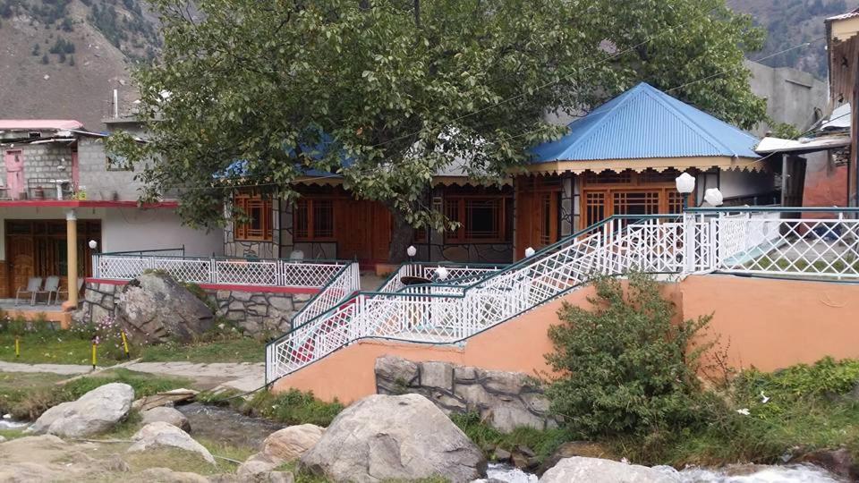 Manila Huts Hotel Наран Екстериор снимка
